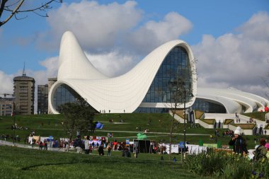  müze yakınında kimliği belirsiz kişiler