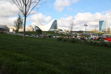  müze yakınında kimliği belirsiz kişiler