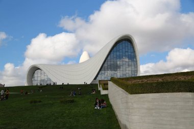  müze yakınında kimliği belirsiz kişiler