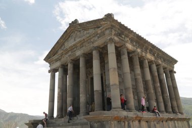 antik tapınak yakınındaki garni tanımlanamayan insanlar