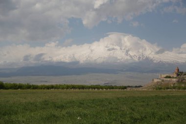 ermenistan khor virap eski manastır ortaçağ mimarisi ne
