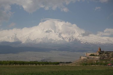 ermenistan khor virap eski manastır ortaçağ mimarisi ne