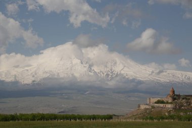 ermenistan khor virap eski manastır ortaçağ mimarisi ne