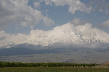 ermenistan khor virap eski manastır ortaçağ mimarisi ne