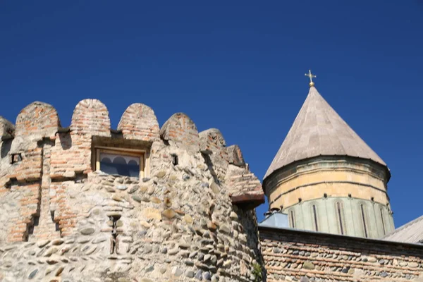 Svetitskhoveli  the old village and antique chatedral — Stock Photo, Image