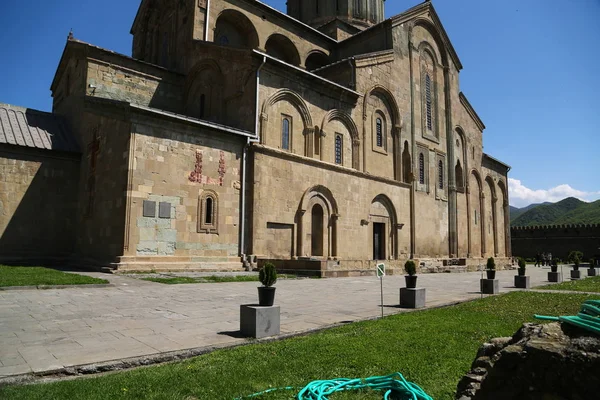 Svetitskhoveli a aldeia velha e a catedral antiga — Fotografia de Stock