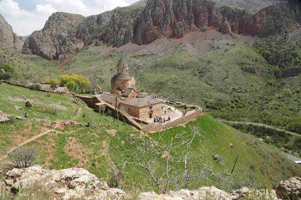 Antik manastır yakınında kimliği belirsiz insanlar — Stok fotoğraf