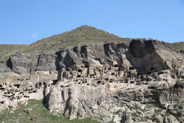 Vista de la ciudad excavada en la cueva de roca — Foto de Stock