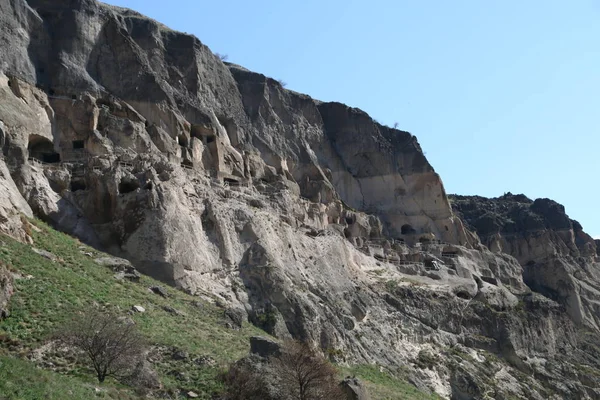 Vista de la ciudad excavada en la cueva de roca — Foto de Stock