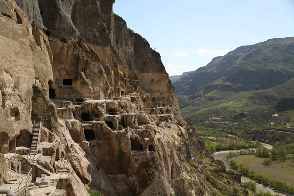 Pohled na město vykopané v kamenné jeskyni — Stock fotografie