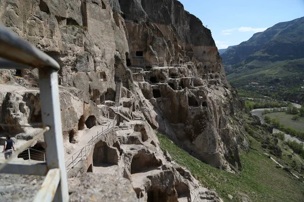 Vista de la ciudad excavada en la cueva de roca —  Fotos de Stock