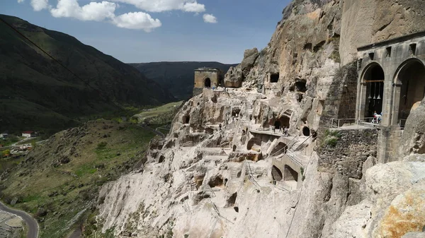 Vista de la ciudad excavada en la cueva de roca — Foto de Stock