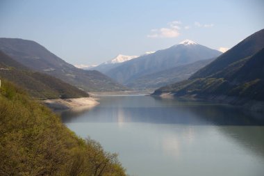   nehir yakınındaki göl arazi