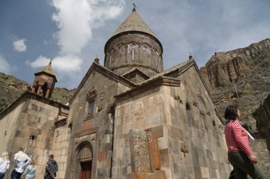 antik manastır yakınında kimliği belirsiz insanlar