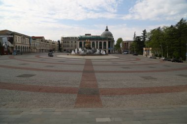 merkezi kare yakınında tanımlanamayan insanlar