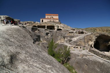 antik kasaba ve mağara yakınında uplistsikhe kimliği belirsiz insanlar