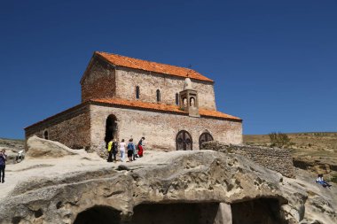 antik kasaba ve mağara yakınında uplistsikhe kimliği belirsiz insanlar