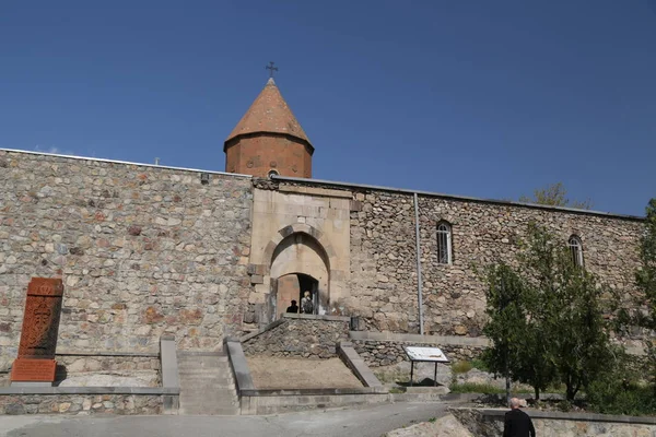 Khor virap personnes non identifiées près du temple antique — Photo