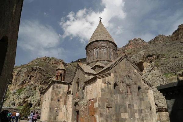 antik manastır yakınında kimliği belirsiz insanlar