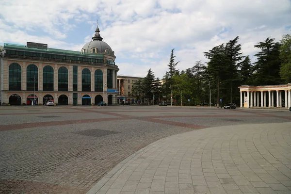 Unidentified people near the central square — Stock Photo, Image