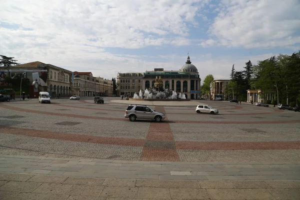 Persone non identificate vicino alla piazza centrale — Foto Stock