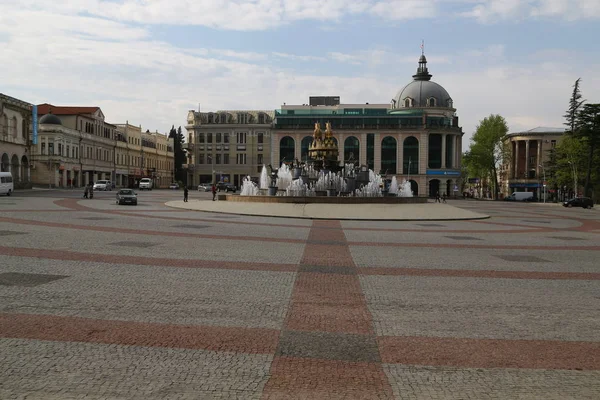 Unidentified people near the central square — Stock Photo, Image