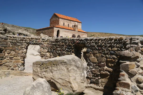 antik kasaba ve mağara yakınında uplistsikhe kimliği belirsiz insanlar