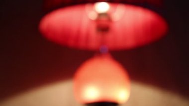 otel odasında kırmızı başucu lambası yakın çekim görüntüleri