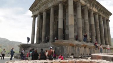 Garni Tapınağı'nı ziyaret eden turistler, Ermenistan'da Greko-Romen sütunlu bina 