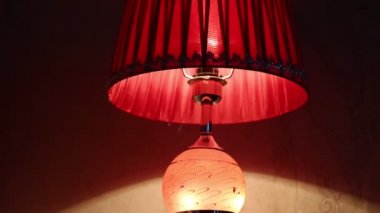 otel odasında kırmızı başucu lambası yakın çekim görüntüleri