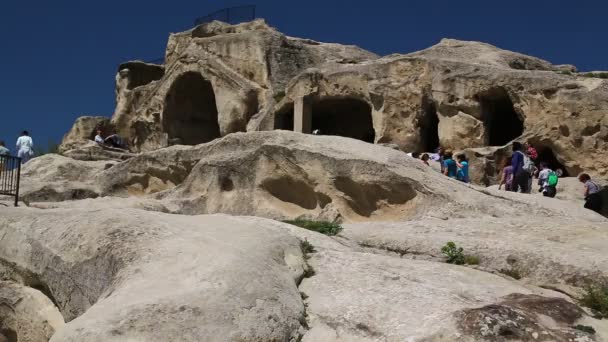 Personas Caminando Antigua Ciudad Excavada Roca Uplistsikhe Este Georgia — Vídeo de stock