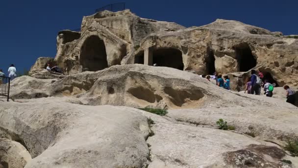 Personnes Marchant Ancienne Ville Taillée Dans Rocher Uplistsikhe Dans Est — Video