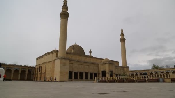 Люди Идущие Рядом Мечетью Джума Шамахе Азербайджан — стоковое видео