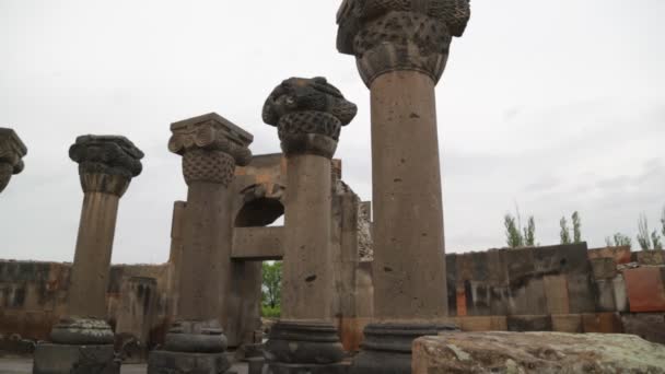 Turyści Zwiedzając Zabytkowe Zvartnots Katedra Armenii — Wideo stockowe