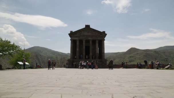 Turyści Odwiedzający Temple Garni Grecko Rzymski Kolumnadowy Budynek Armenii — Wideo stockowe