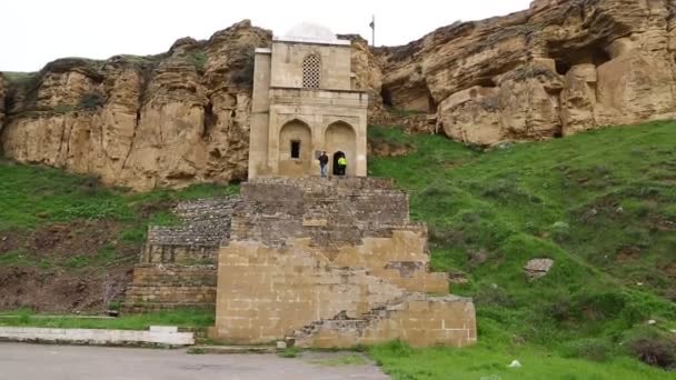 Кадры Античного Мавзолея Вблизи Горного Наследия Дири Бабе Азербайджан — стоковое видео