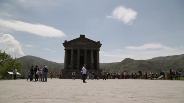 アルメニアのグレコローマ植民地時代のガルニ神殿を訪れる観光客 — ストック動画