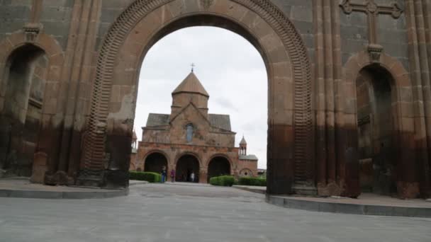 Армения Гаян Circa May 2019 Неизвестные Возле Античного Собора — стоковое видео