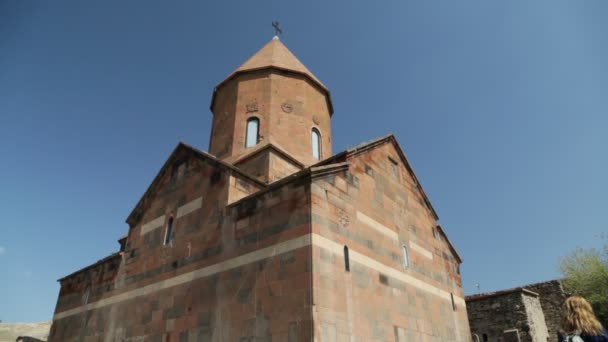 Oidentifierade Personer Närheten Antique Khor Virap Monastery Armenia — Stockvideo