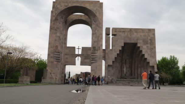 Turister Som Besöker Echmiadzin Äldsta Kristna Antika Templet Armenien — Stockvideo