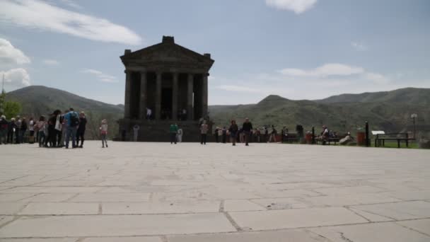 Touristen Besuchen Tempel Von Garni Griechisch Römisches Kolonnadengebäude Armenien — Stockvideo