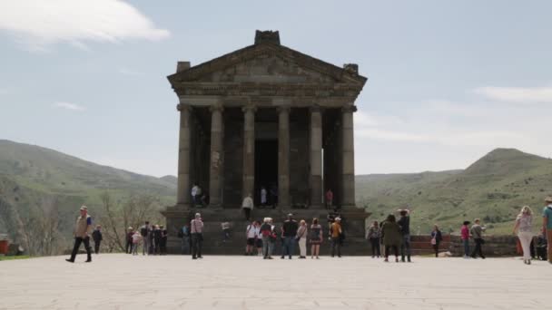 아르메니아의 그리스 식민지 가르니 사원을 방문하는 관광객 — 비디오