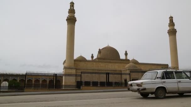 Menschen Gehen Der Nähe Der Juma Moschee Shamakhi Azerbaijan — Stockvideo