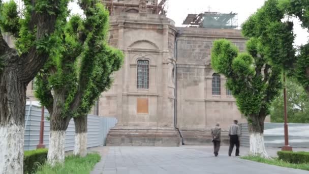 Turisté Navštěvující Nejstarším Křesťanským Starožitným Chrámem Arménii — Stock video