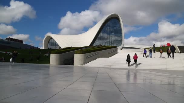 阿塞拜疆 Circa 2019 巴库市中心现代博物馆建筑的镜头 — 图库视频影像