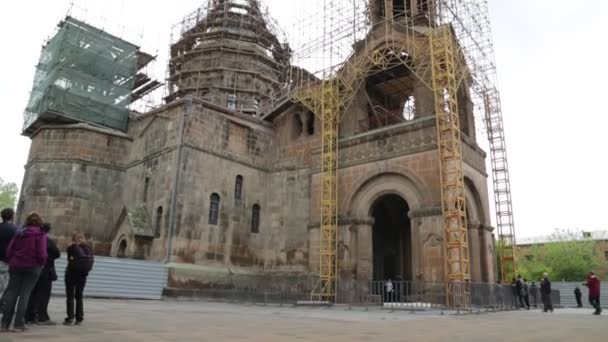 Turisté Navštěvující Nejstarším Křesťanským Starožitným Chrámem Arménii — Stock video