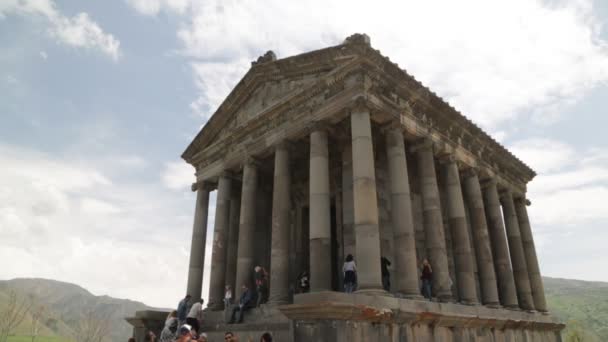 Τουρίστες Που Επισκέπτονται Ναό Του Garni Ελληνορωμαϊκό Κτίριο Στην Αρμενία — Αρχείο Βίντεο