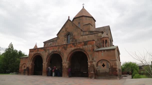 Armenia Gayane Circa Mayo 2019 Personas Identificadas Cerca Catedral Antigua — Vídeo de stock