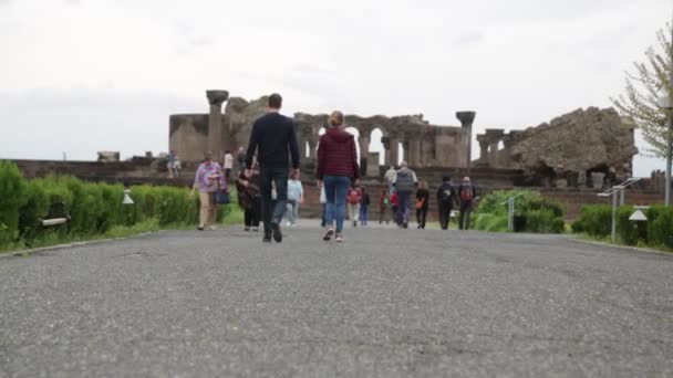 Turistas Que Visitan Antigua Catedral Zvartnots Armenia — Vídeos de Stock