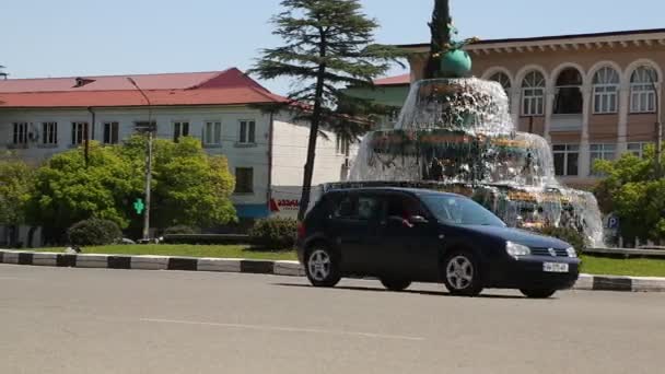 Georgia Kutaisi Mai 2019 Unbekannte Der Nähe Des Zentralen Platzes — Stockvideo